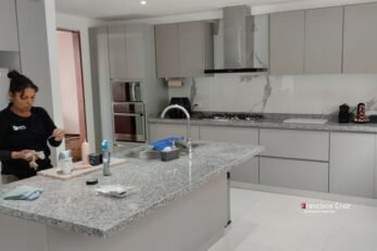 Proyecto cocina integral SIGNATURE con colores exclusivos mate y sistemas Hettich y Peka fabricación a medida sin catálogo Francisco Cruz Interiores Bogotá