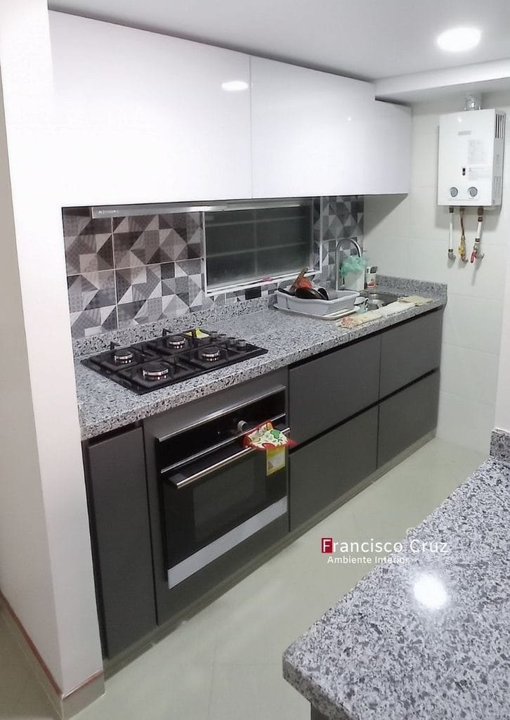 Proyecto de cocina integral línea URBAN con acabados mate y texturizado instalado en apartamento en Bogotá