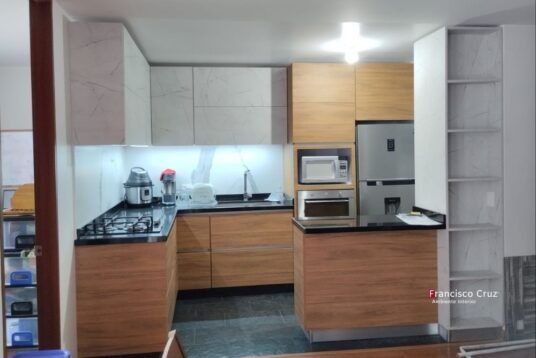 Cocina integral a medida remodelada en apartamento de Bogotá por Francisco Cruz Interiores