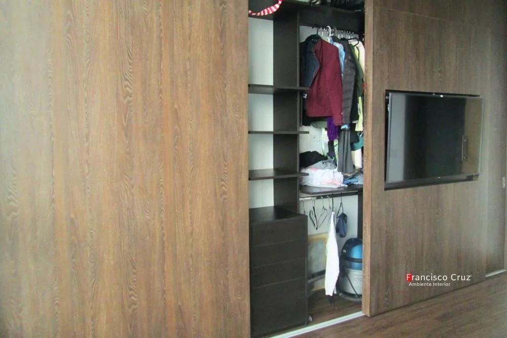 Closet a medida en melamínico tabaco con TV integrada al módulo lateral barras para ropa y entrepaños. Francisco Cruz Bogotá, Cuánto cuesta un closet en Bogotá