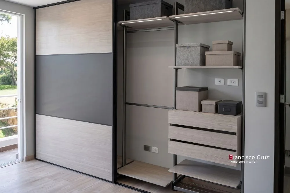 Closet línea SELECT con puertas corredizas bicolor perfilería metálica negra e iluminación LED en entrepaños. Francisco Cruz Bogotá. Cuánto Cuesta un Closet a la Medida en Bogotá