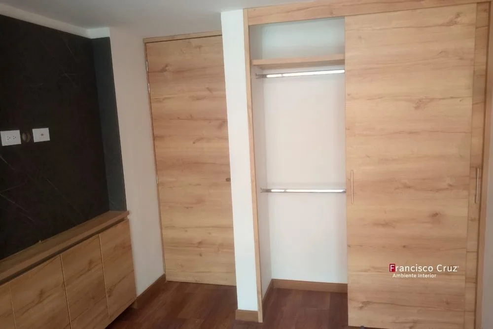 Closet pequeño a medida en melamínico roble miel con puertas corredizas para habitación de apartamento en Bogotá