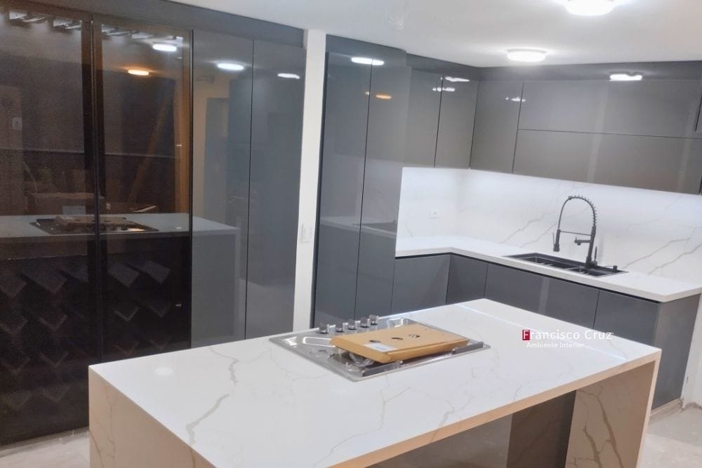 Cocina integral línea SIGNATURE, acabado alto brillo con mesón en piedra sinterizada, Francisco Cruz Interiores.