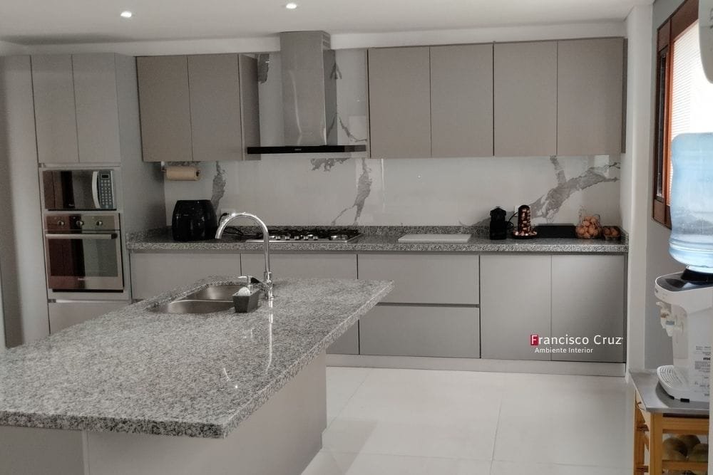 Cocina integral línea URBAN, acabado tipo madera mate y mesón en granito, Francisco Cruz Interiores.