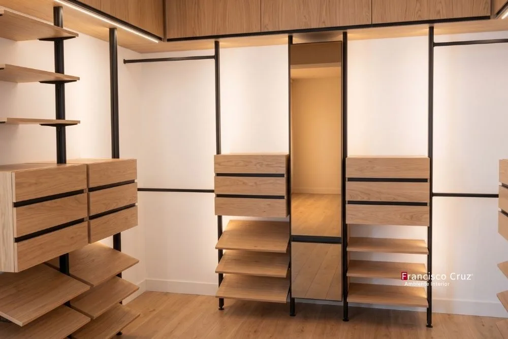 Walk in Closets a medida en Bogotá con estructura en madera y perfiles negros, cajones y espejo central de piso a techo
