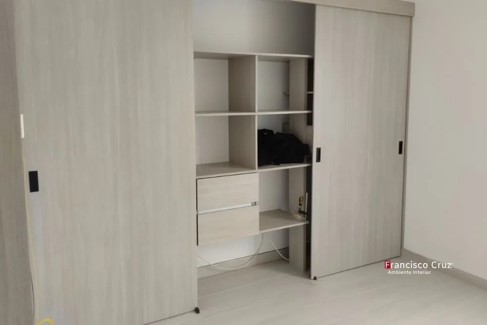 Cuánto Cuesta un Closet a la Medida en Bogotá. un Closet empotrado tres cuerpos en melamínico color arena con puertas corredizas y gavetas fabricado por Francisco Cruz en Bogotá