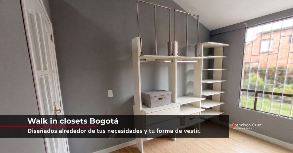 Walk in closet en Bogotá bajo techo inclinado, con barras colgantes, entrepaños y cajones en tono blanco