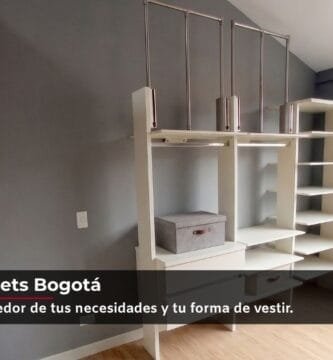 Walk in closet en Bogotá bajo techo inclinado, con barras colgantes, entrepaños y cajones en tono blanco