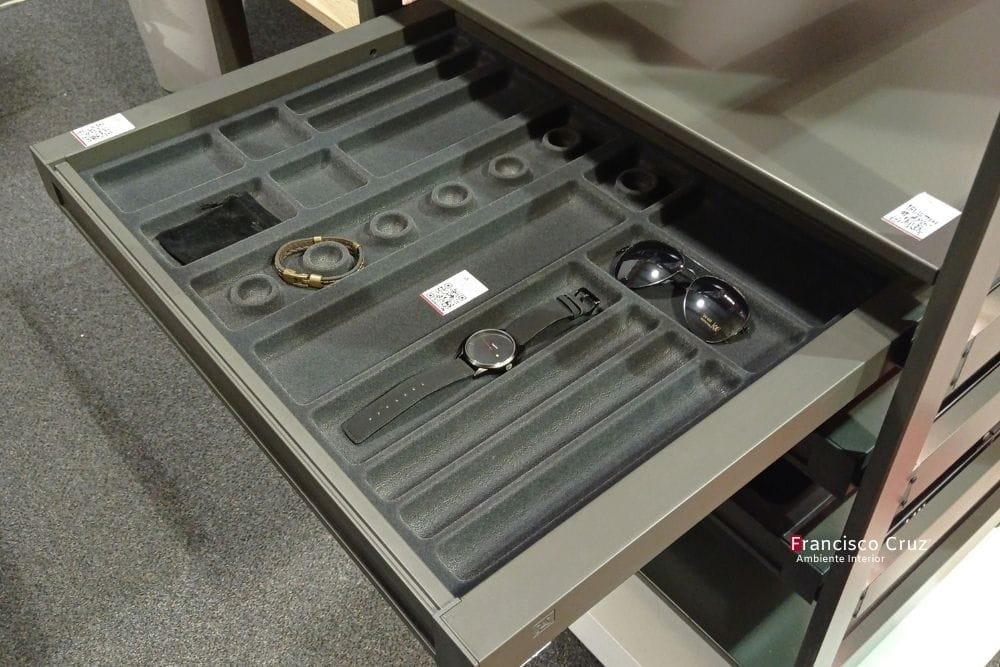 Cajón joyero organizador con divisiones para relojes, gafas y accesorios dentro de un walk in closet