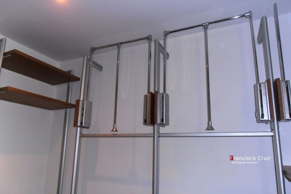 Elevadores de ropa cromados para walk in closet, herraje que baja la barra en zonas altas del vestier