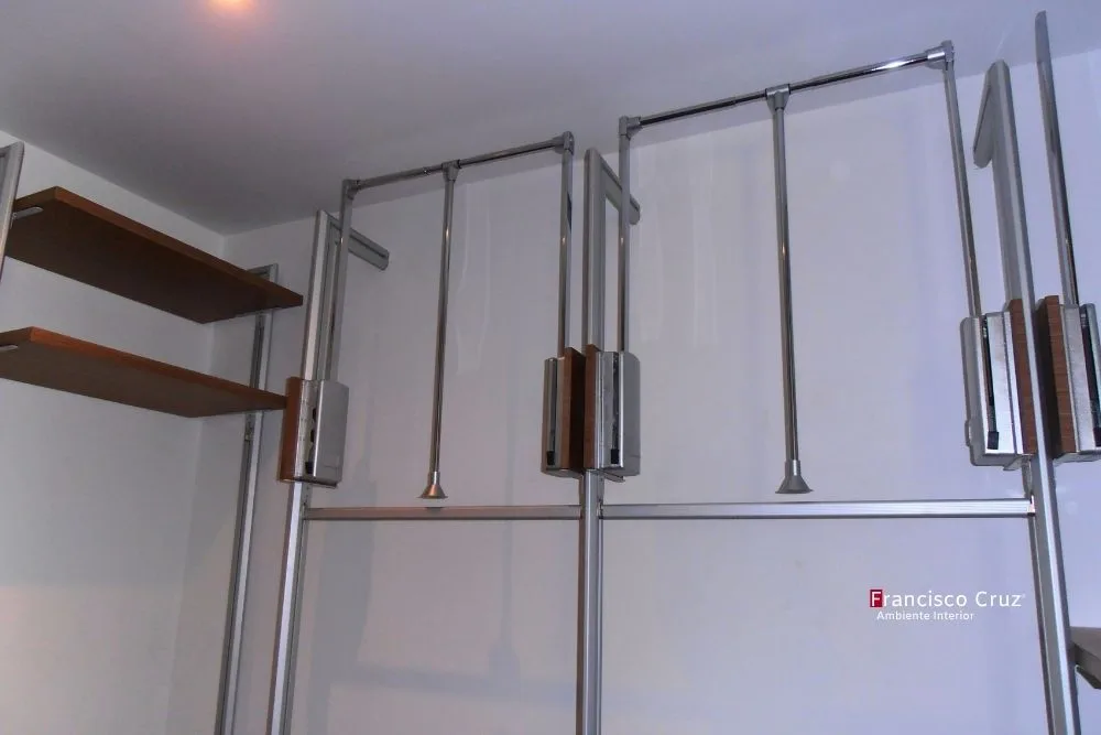 Elevadores de ropa cromados para walk in closet, herraje que baja la barra en zonas altas del vestier